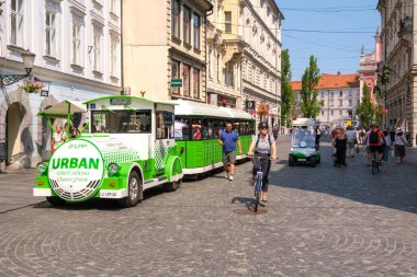 Ljubljana, Slovenya - 28 Temmuz 2024: Ljubljana turistlere tren, bisiklet veya bebek arabası gibi farklı türde kentsel hareketlilik sunuyor.