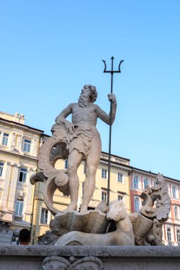 Neptün heykeli Trieste 'de tarihi mimariyle çevrili mızrakla gururla duruyor..
