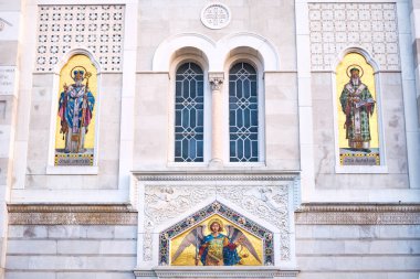 Trieste 'deki Sırp Ortodoks Aziz Spyrido Kilisesi' nin mozaiklerine cephe.