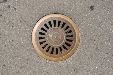 Avrupa 'da bir caddedeki rögar kapağı için bakır gideri..