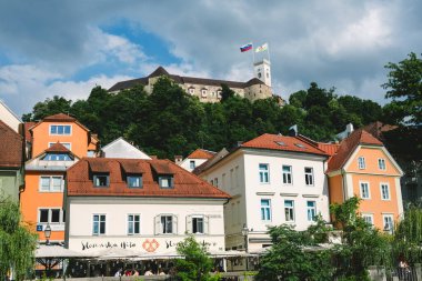 Nehirden Ljubljana Kalesi manzarası.