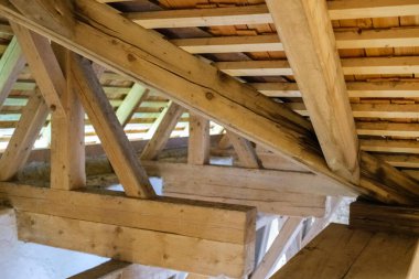 Kırsal bir çatının ahşap kirişlerinin ayrıntıları.