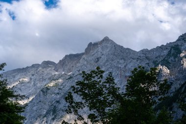 Rinka şelalesinden Sloven Kamnik ve Savinja Alpleri manzarası.