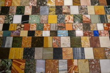 Cilalanmış kaya ve minerallerin kolajı.