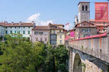İtalya Cividale del Friuli 'deki nehrin yanındaki kulede..