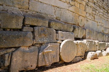 Modern duvarların yapımında yeniden kullanılan oyulmuş Roma taşlarının kalıntıları..