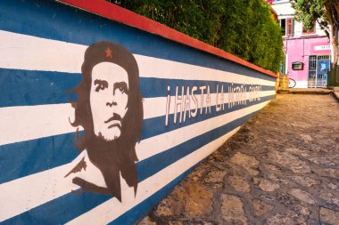 Küba bayrağı ve devrimle ilgili duygusal ifadelerle boyanmış..