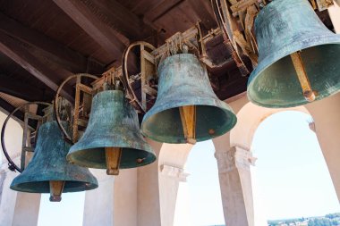 Çan kulesinin tepesindeki eski çanlar. Porec, Hırvatistan.