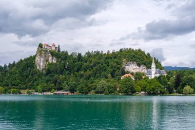 Kanlı Kale ve Kilise, gölden görüldü..