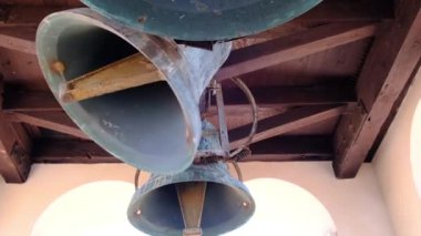 Kilisenin büyük çanı yüksek sesle çalar