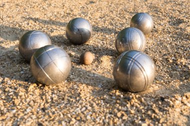 Yerde Petanque topları, ön planda detay, tipik Fransız oyunu.