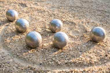Yerde Petanque topları, ön planda detay, tipik Fransız oyunu.