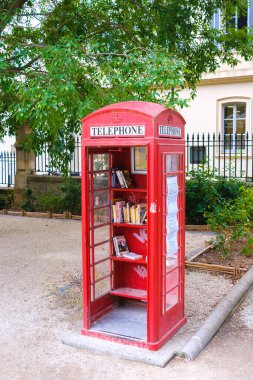 Tipik bir Londra telefon kulübesi, bir parkta kitap değişimi büfesi olarak bulunuyor..