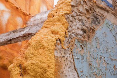 Binanın yıkılışından sonra parti duvarına poliüretan yansıması.