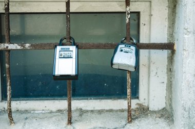 Apartman anahtarları için güvenlik kutuları turistler için sokağa monte ediliyor.