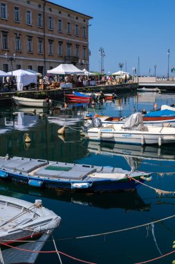 İtalya, Trieste 'deki kanal boyunca açık hava antika pazarı.