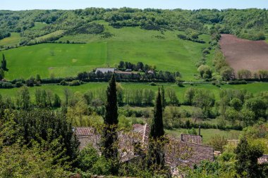 Ortaçağ mimarisinin canlı yeşil tepelerle buluştuğu Cordes sur Ciel 'in nefes kesici manzarasını deneyin. Huzurlu güzellik, Occitania 'nın kalbine sükunet ve açık hava keşiflerini davet eder..