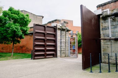 Hidrolik kapılar Toulouse 'da belirgin bir şekilde duruyor ve yenilikçi sel koruması sergiliyor. Huzurlu ortamlar, mühendisliğin korunmasındaki önemini vurguluyor.