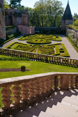Fransa, Albi 'de çok güzel düzenlenmiş bir bahçe karmaşık çitlere, iyi tanımlanmış patikalara ve yemyeşil alanlara sahiptir. Bu dingin vaha, ziyaretçileri doğanın sükunetinin tadını çıkarmaya davet ederken aynı zamanda tasarım işçiliğini takdir ediyor..