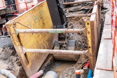 Toulouse, Fransa - 21 Nisan 2025: Kentsel alandaki su boru hatları ve drenaj sistemlerinin onarımı için inşaat ekipmanları ve açık kazı sahası