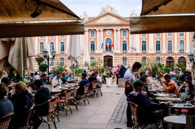 Toulouse, Fransa - 21 Nisan 2025: Lively Plaza del Capolio Toulouse 'da açık hava yemeklerinin tadını çıkaran lokantalar