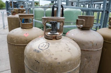 Toulouse, Fransa - 21 Nisan 2025: Enerji ihtiyaçları için güvenli ve düzgün bir organizasyon sağlamak amacıyla bir endüstriyel tesiste güvenli bir şekilde depolanan gaz silindirleri