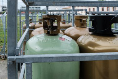 Toulouse, Fransa - 21 Nisan 2025: Ticari kullanım için güvenlik ve organizasyonu vurgulayan güvenli bir açık hava tesisinde depolanan gaz silindirleri