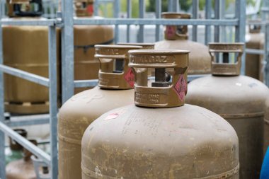Toulouse, Fransa - 21 Nisan 2025: Bir depolama tesisinde düzenli olarak düzenlenmiş gaz silindirleri, ticari bir ortamda güvenliği ve verimliliği gösteriyor