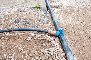 Toulouse, Fransa - 21 Nisan 2025: İnşaat Caddesi 'nde Geliştirilmiş Drenaj ve Erişim İçin Geçici PVC Kanalizasyonları Kuruldu