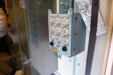 Toulouse, Fransa - 21 Nisan 2025: Rus Uzay İstasyonu 'nun kontrol paneli operasyonel araçları ve iletişim sistemlerini gösteriyor