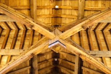 Şaşırtıcı işçilikte ahşap kirişler benzersiz bir şekilde kesişiyor. Huzurla dolu sıcak ve davetkar bir iç çatı atmosferi yaratıyor..