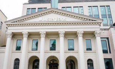 Dublin 'deki Ulster Bank binasında klasik sütunlu dış görünüş ve çağdaş mimari, kentsel gelişmişlik ve finansal gücün bir karışımı sergileniyor..