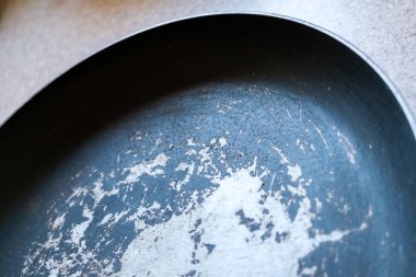 Kalıplı bir yüzeydeki yıpranmış tava, yumuşak bir mutfakta aşçılık maceralarını gözler önüne seriyor. Nostalji ve yemek pişirme alışkanlığını çağrıştırıyor..