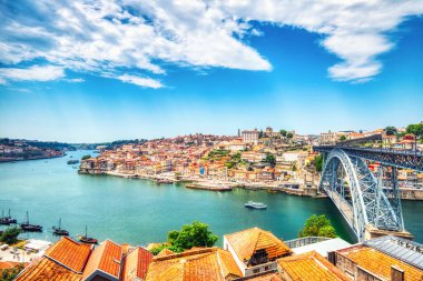 Portekiz 'in güneşli bir gününde I. Luis Köprüsü ve Douro Nehri ile Porto Havacılık Şehri   