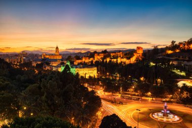 Malaga Eski Şehir Hava Görüntüsü ile Malaga Katedratı Akşam Karanlığı, İspanya 