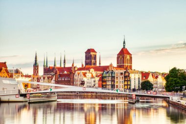 Gdansk Eski Şehir Manzarası Motlawa Nehri ve Olowianka Köprüsü üzerinde Sunset, Polonya   