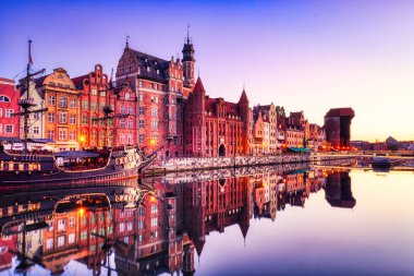 Polonya, Sunrise 'da Sakin Motlawa Nehri ile aydınlatılmış Gdansk Eski Kasabası 