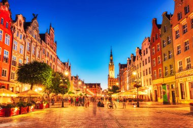 Gdansk Belediye Binası ve Dusk, Polonya, Avrupa 'daki Eski Meydan