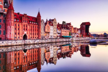 Polonya, Sunrise 'da Sakin Motlawa Nehri ile aydınlatılmış Gdansk Eski Kasabası