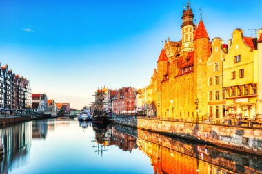 Polonya, Sunrise 'da Sakin Motlawa Nehri ile aydınlatılmış Gdansk Eski Kasabası 