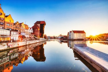 Polonya, Sunrise 'da Sakin Motlawa Nehri ile aydınlatılmış Gdansk Eski Kasabası 