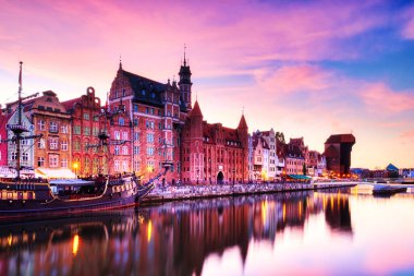 Sunset, Polonya ve Avrupa 'da Sakin Motlawa Nehri ile Aydınlanmış Gdansk Eski Kasabası 