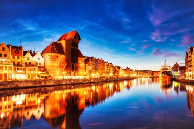 Dusk, Polonya ve Avrupa 'da Sakin Motlawa Nehri ile aydınlatılmış Gdansk Eski Kasabası