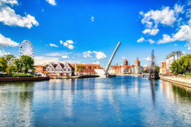 Gdansk Eski Şehir Manzarası Motlawa Nehri ve Olowianka Köprüsü Güneşli bir günde Polonya 