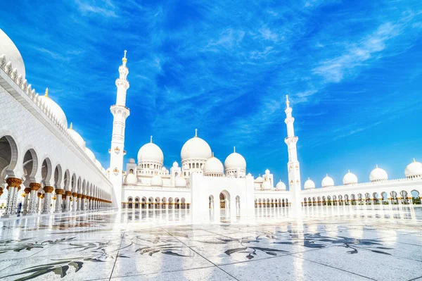 Sjeik Zayed Grote Moskee Tijdens Een Zonnige Dag Abu Dhabi — Stockfoto