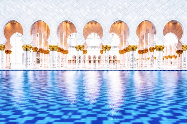阿拉伯联合酋长国阿布扎比谢赫扎耶德清真寺池的柱子 — 图库照片