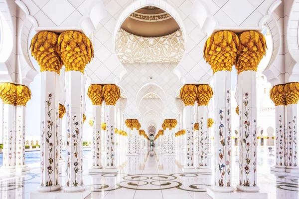 Pilíře Sheikh Zayed Mešity Abu Dhabi Během Slunečného Dne Sae — Stock fotografie