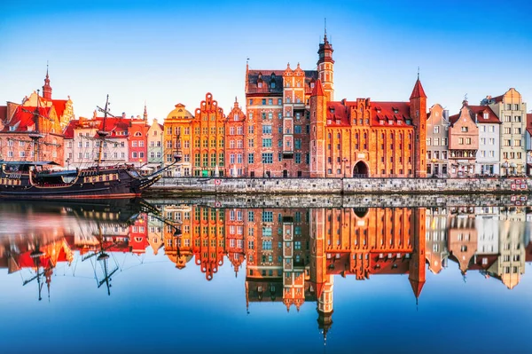 Cidade Velha Gdansk Iluminada Com Calm Motlawa River Sunrise Polônia — Fotografia de Stock