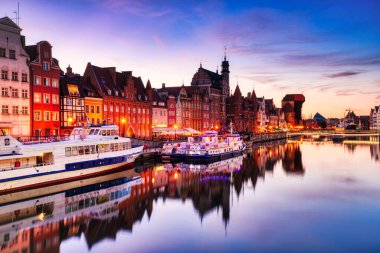 Sunset, Polonya ve Avrupa 'da Sakin Motlawa Nehri ile Aydınlanmış Gdansk Eski Kasabası 