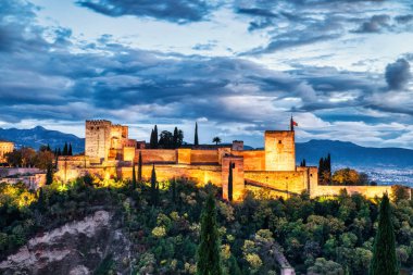 Aydınlatılmış Alhambra Kalesi Hava Görüntüsü Dusk, Granada, Endülüs, İspanya
